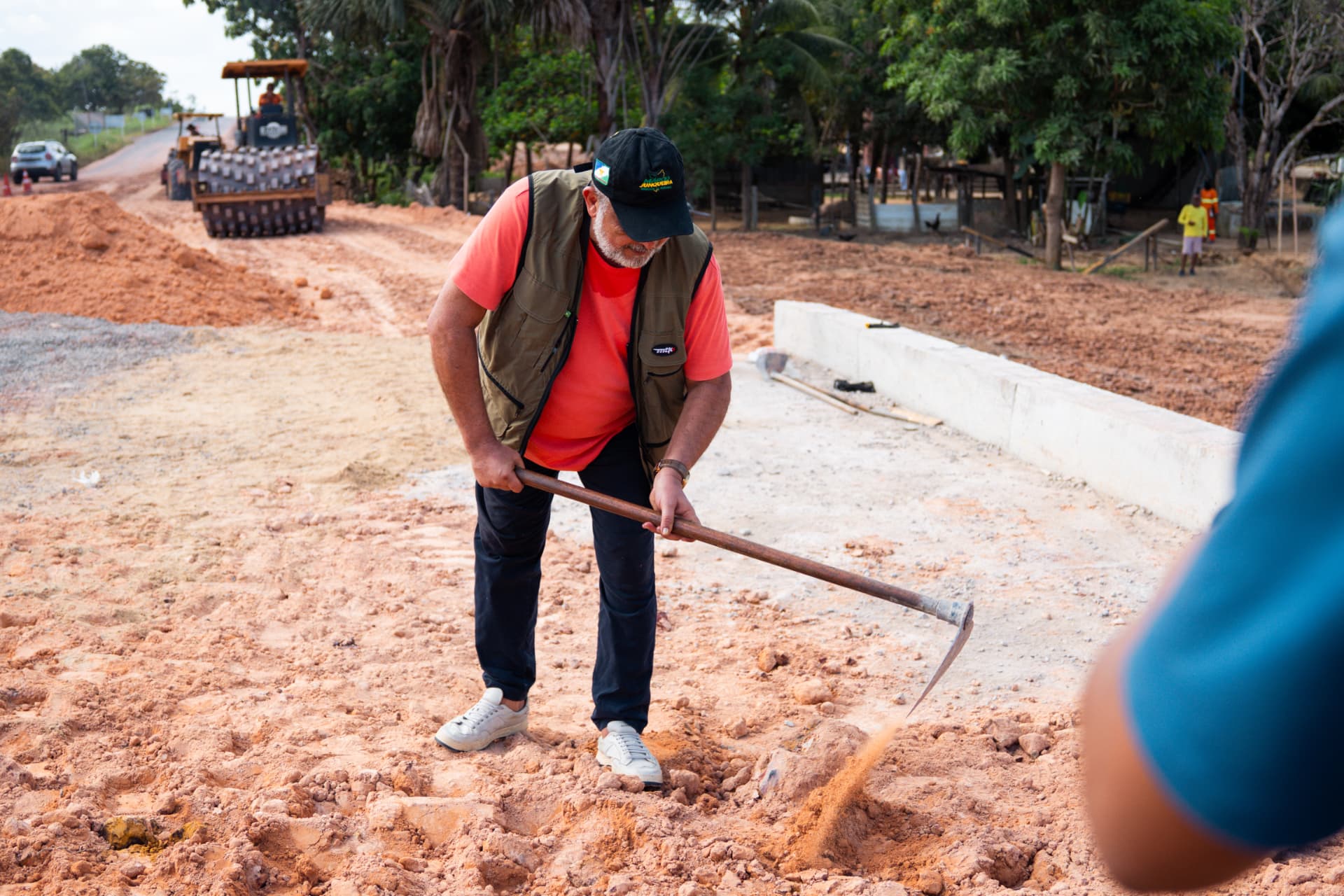Márcio Junqueira em obra de estrada no interior de Roraima